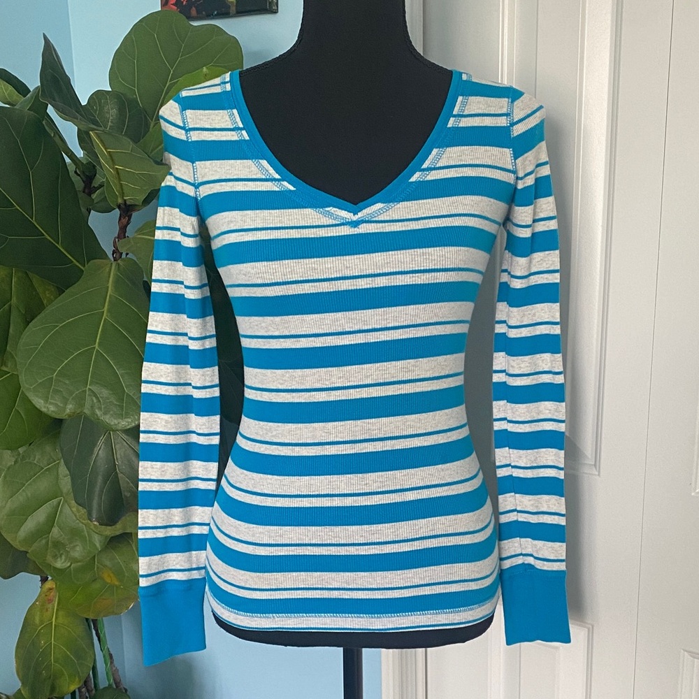Y2K SO XS Classic Blue and Light Grey Long Sleeve V-Neck Fitted Ribbed Shirt